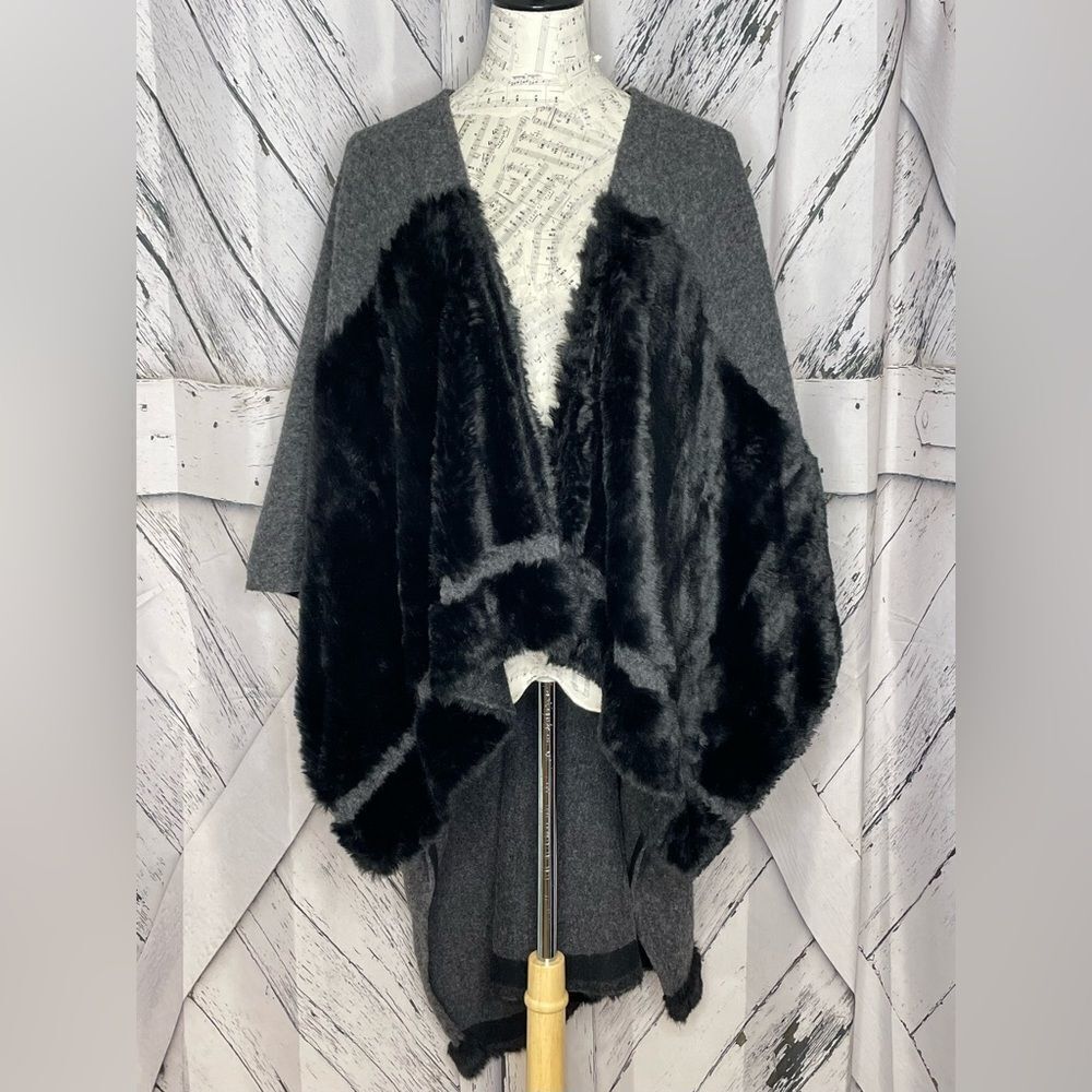 Natalia Romano Cape Poncho Wrap Gray Wool Blend Faux Fur OS